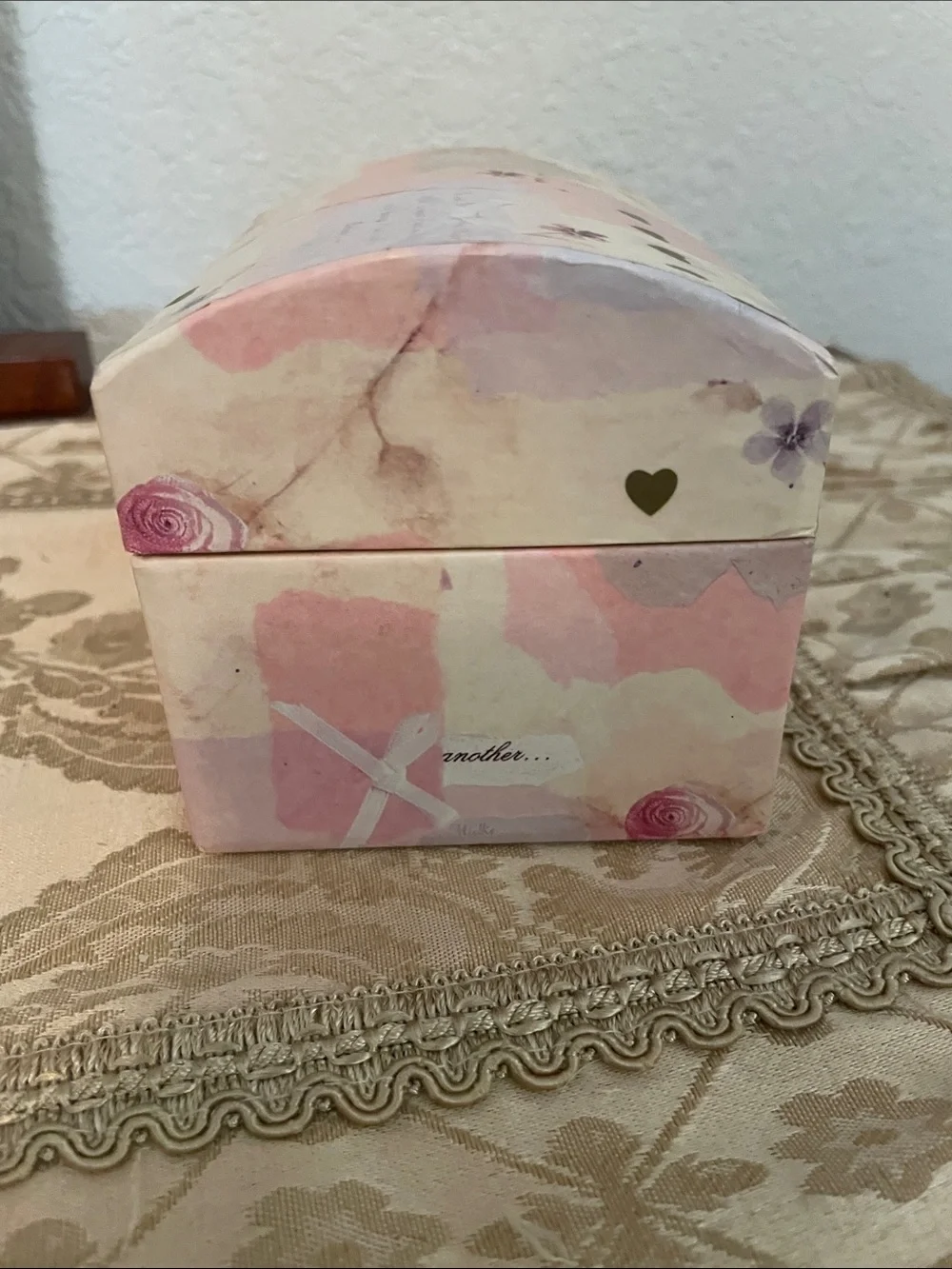 Vintage Tri-Coastal Designs, Inc.  botanical+ hearts Dome Keepsakes box. 5x4”